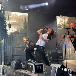 Sänger performt in dramatischer Pose auf einem Boxenturm bei Rock im Onnergrond
