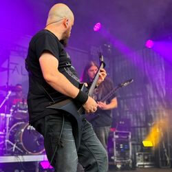 Gitarrist spielt Solo im pinken Bühnenlicht bei Rock im Onnergrond