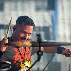 Schlagzeuger spielt mit Begeisterung am Drumset bei Rock im Onnergrond