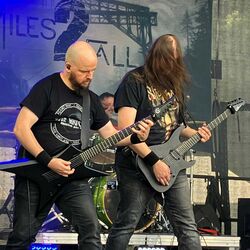 Zwei Gitarristen spielen vor dem Bandbanner bei Rock im Onnergrond