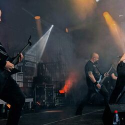 Gesamte Band performt in dramatischer Nebel- und Lichtshow bei Rock im Onnergrond