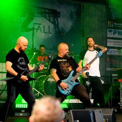 Die komplette Band Miles2Fall spielt gemeinsam auf der Buehne beim Festival Rock im Onnergrond