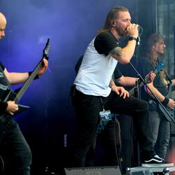 Zwei Gitarristen performen gemeinsam im blauen Bühnenlicht bei Rock im Onnergrond