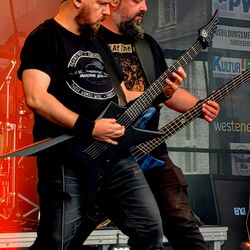 Zwei Gitarristen spielen Back-to-Back auf der Bühne bei Rock im Onnergrond