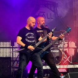 Zwei Gitarristen spielen zusammen im violetten Nebellicht bei Rock im Onnergrond
