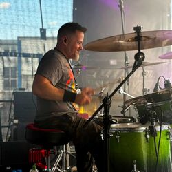 Schlagzeuger spielt konzentriert am grünen Drumset bei Rock im Onnergrond