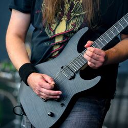 Nahaufnahme eines Gitarristen mit tätowiertem Arm beim Gitarrensolo bei Rock im Onnergrond