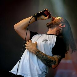 Sänger singt mit hingebungsvoller Mimik ins Mikrofon bei Rock im Onnergrond