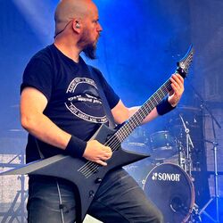 Gitarrist spielt konzentriert im blauen Bühnenlicht bei Rock im Onnergrond