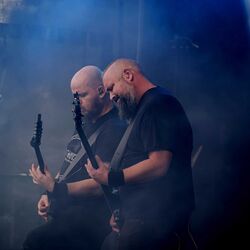 Zwei Gitarristen von Miles2Fall spielen im Buehnennebel beim Festival Rock im Onnergrond