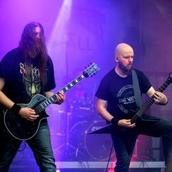 Zwei Gitarristen rocken die Bühne im violetten Licht bei Rock im Onnergrond